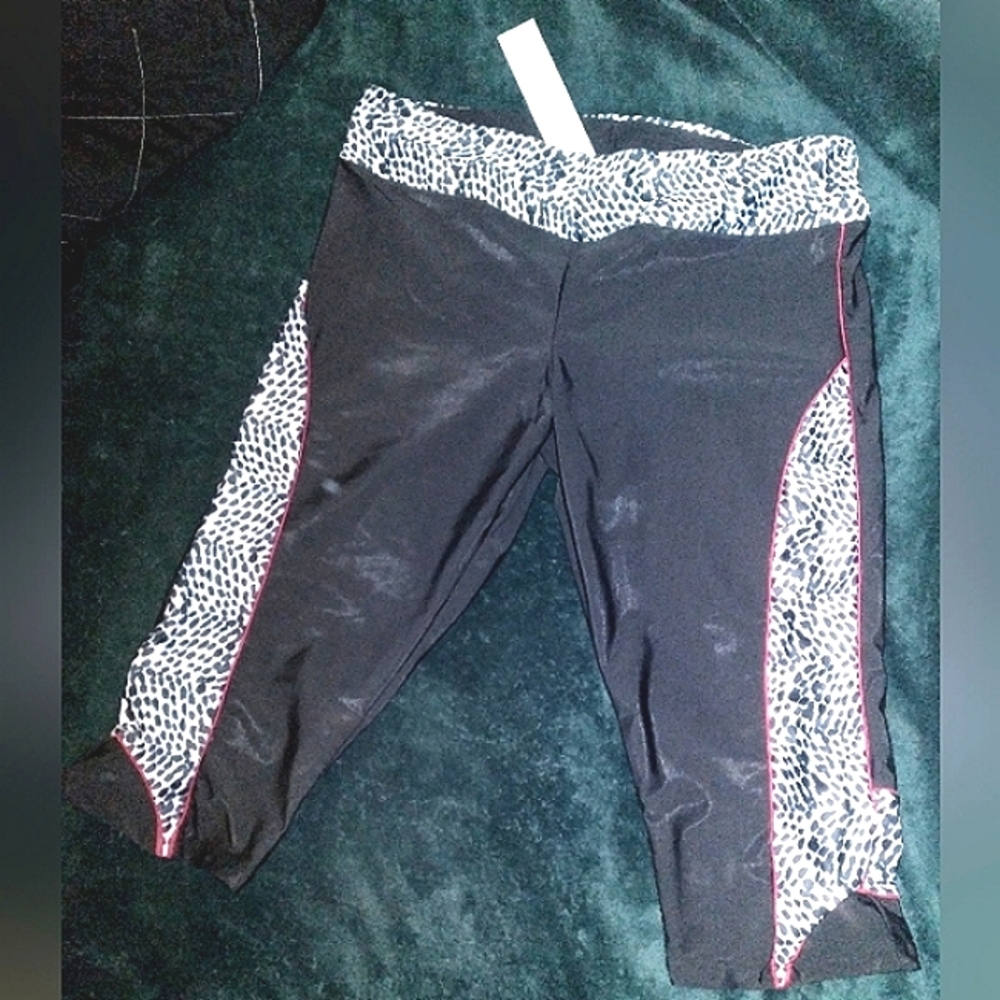 NWOT Dressfo Knee Length Leopard Print Super Soft and Shimmering Leggings